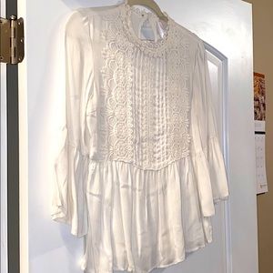 Egg shell 3/4 bell sleeved blouse